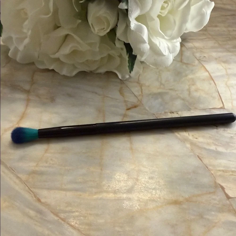 Eye Blending Brush - Black Handle with Blue Bristles